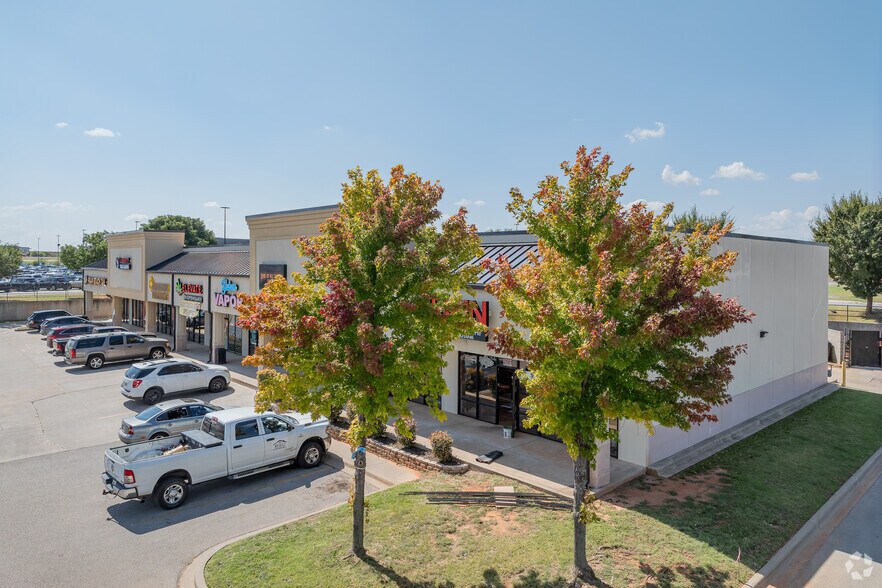 More Photos Of 1300 W Vandament Ave, Yukon General Retail For Lease