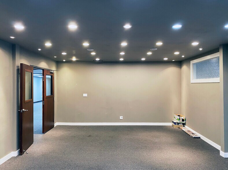 More Photos Of 9943 109th St, Edmonton Office For Sale