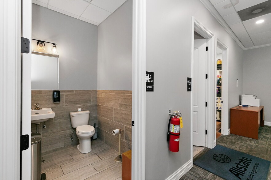 More Photos Of 220 Garden St, Yorkville Office For Sale