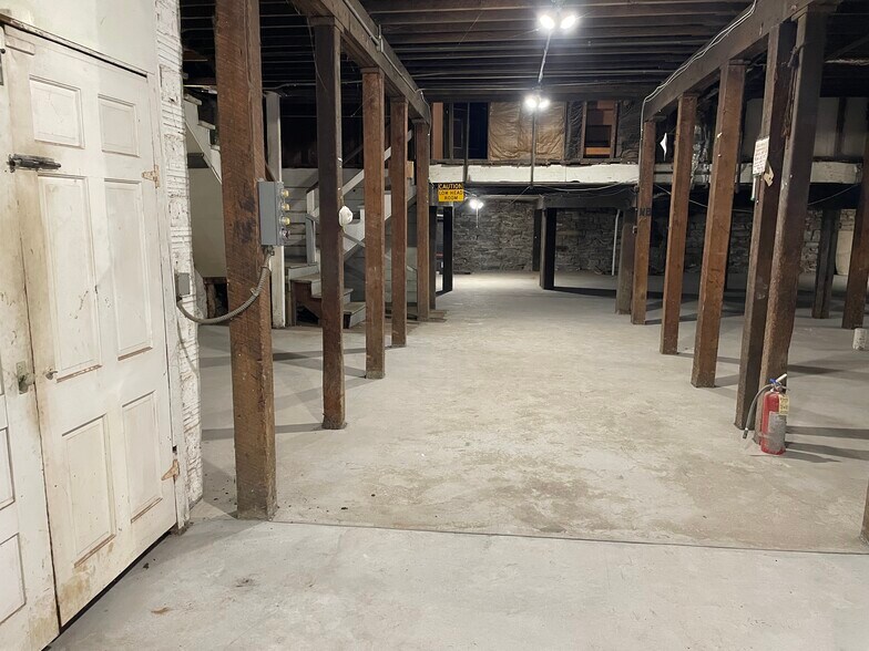 More Photos Of 444 Wacouta St, Saint Paul Showroom For Sale