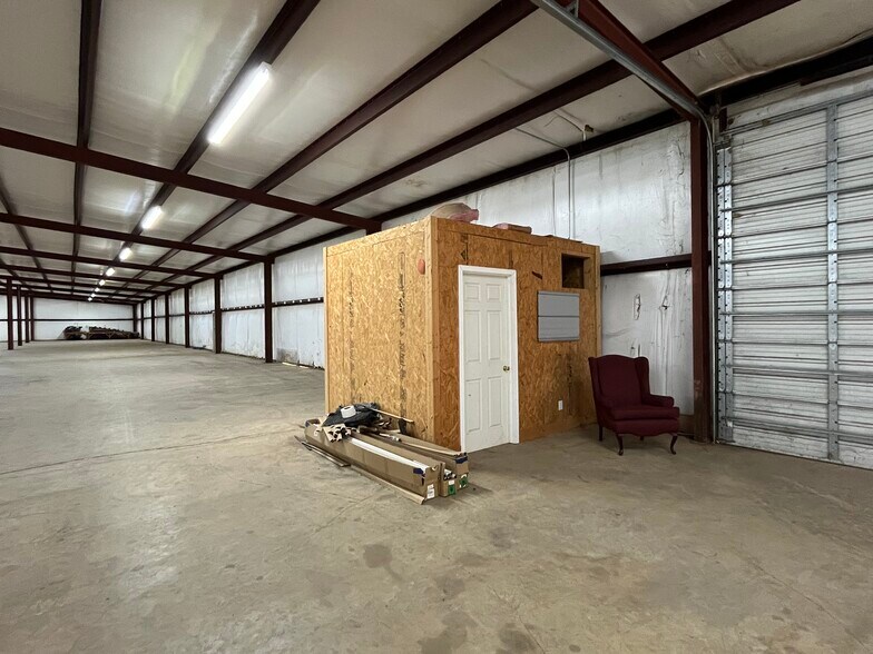 More Photos Of 286 Carter St, Okolona Warehouse For Lease