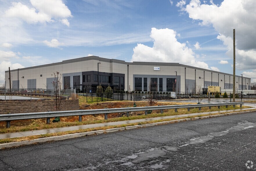 More Photos Of 100 Frontage Rd, Newark Distribution For Lease