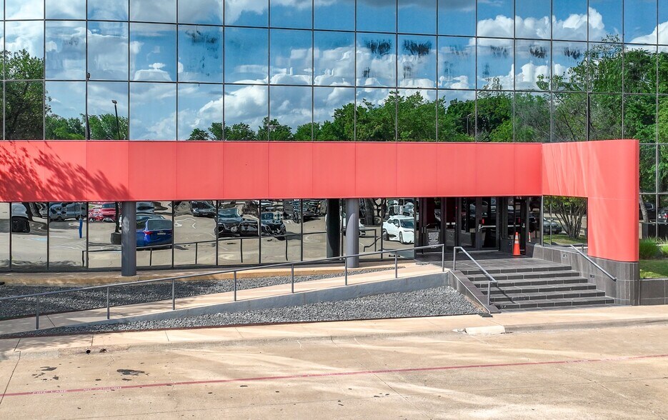 More Photos Of 2100 Valley View Ln, Farmers Branch Office For Lease