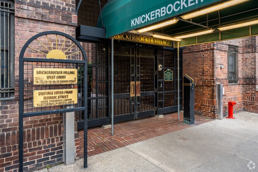 More Photos Of 2 Monroe St, New York Apartments For Lease