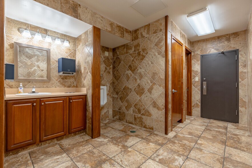 More Photos Of 975 E Tallmadge Ave, Akron Warehouse For Sale