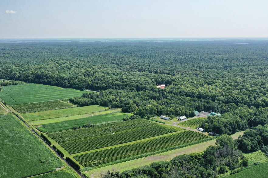 More Photos Of 4310 Chem. du Cordon, Varennes Winery Vineyard For Sale