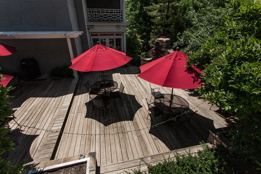 More Photos Of 116 E 46th St, Kansas City Hospitality For Sale