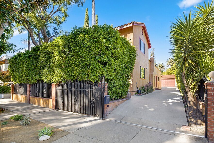 More Photos Of 7621 Norton Ave, West Hollywood Multifamily For Sale
