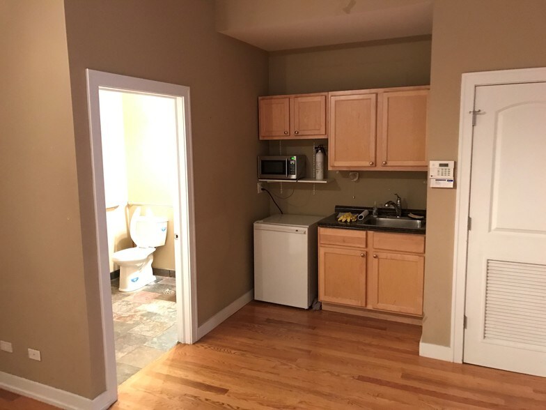 More Photos Of 2205 W Roscoe St, Chicago Storefront Retail Residential For Lease