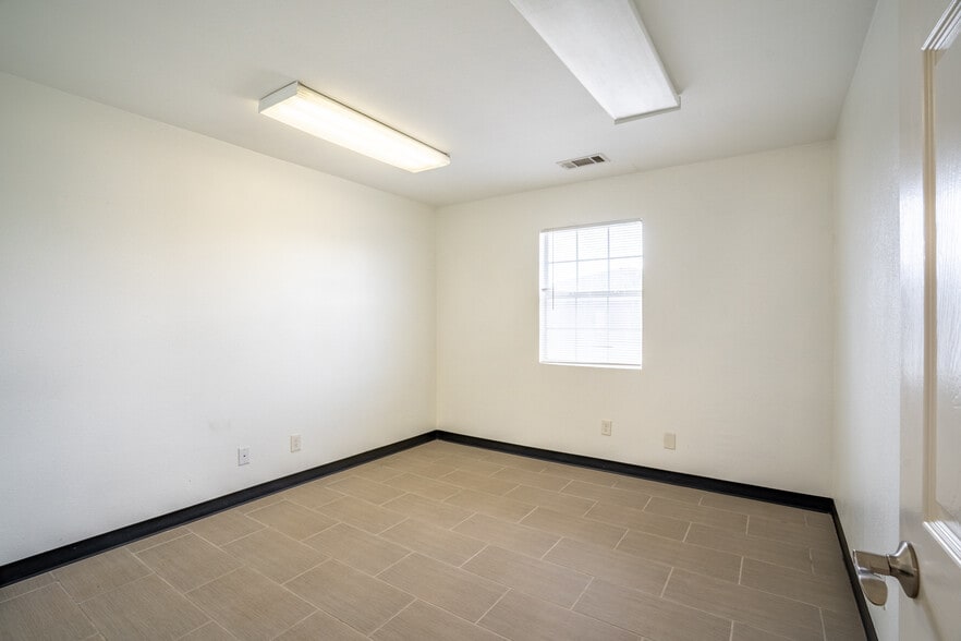 More Photos Of 401 W Simonds Rd, Seagoville Office For Sale