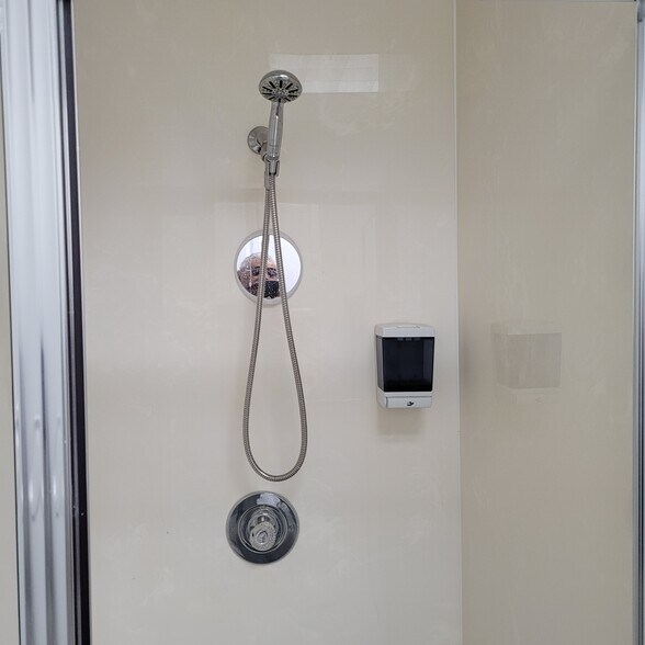 More Photos Of 7751 Kingspointe Pky, Orlando Light Distribution For Lease