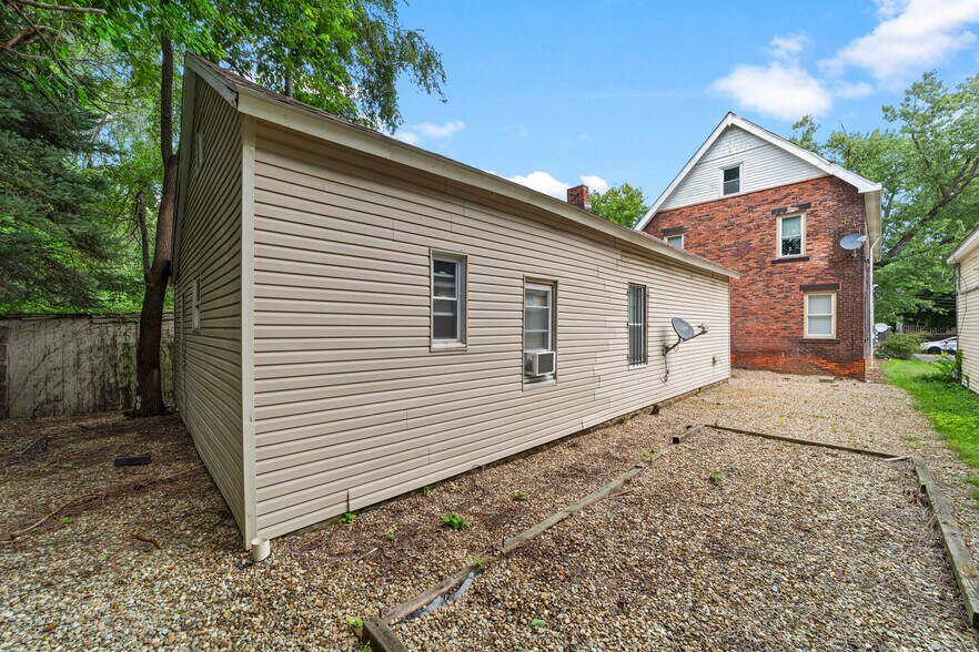 More Photos Of 1386 E 43rd St, Cleveland Specialty For Sale