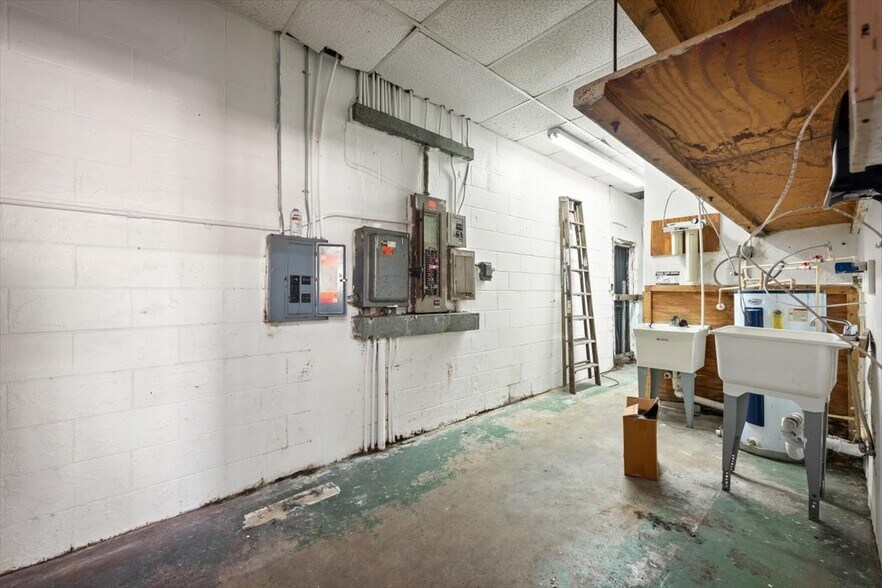 More Photos Of 20 E 9th St, Jacksonville Freestanding For Sale