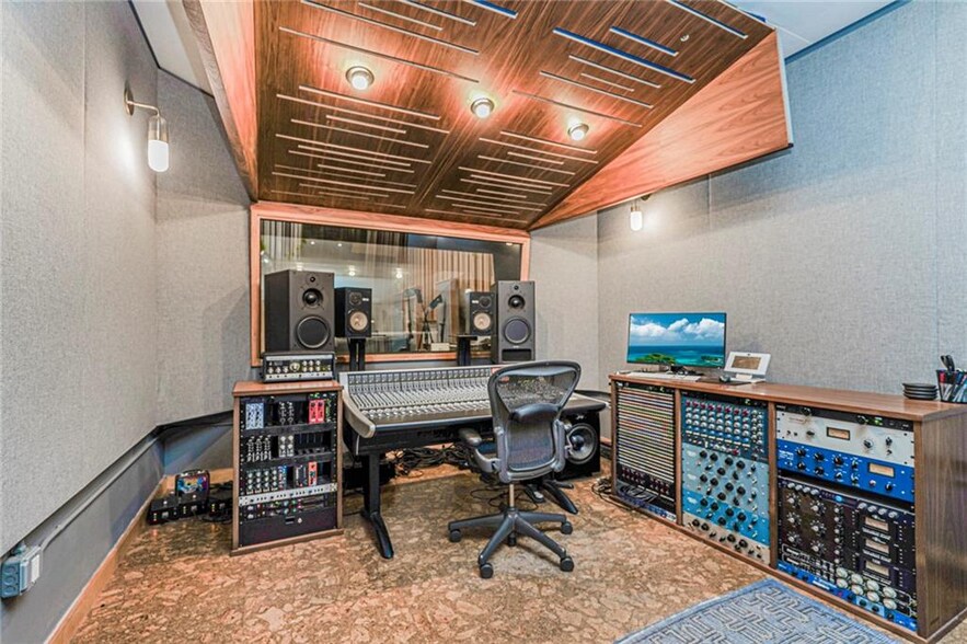 More Photos Of 332 Douglass St, Brooklyn Warehouse For Sale