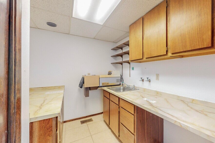 More Photos Of 901 E Roosevelt Ave, Grants Healthcare For Sale