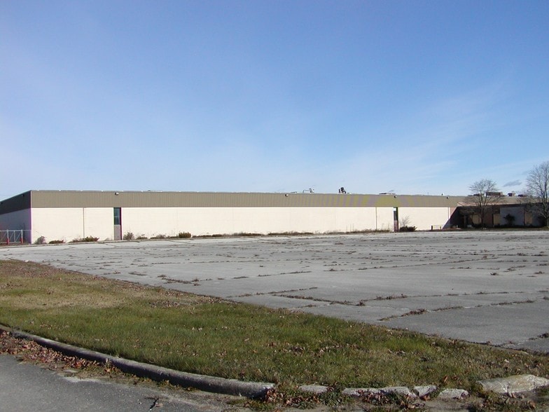 More Photos Of 606 Parkway Blvd, Two Rivers Warehouse For Sale