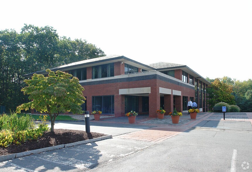 More Photos Of 10 Waterside Dr, Farmington Office For Lease