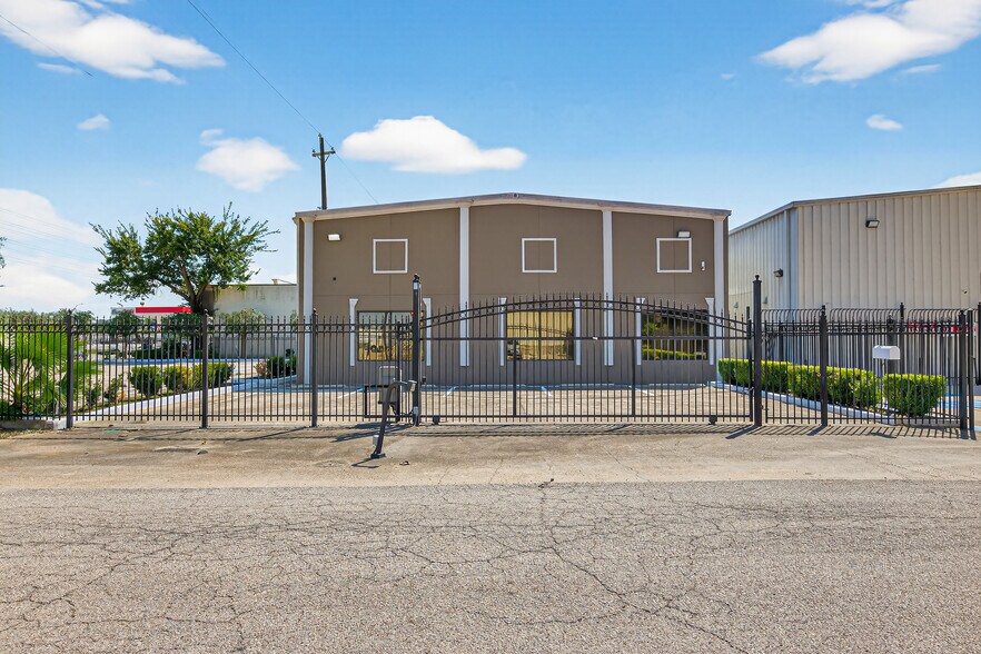 More Photos Of 918 Oak Glen Dr, Houston Industrial For Lease