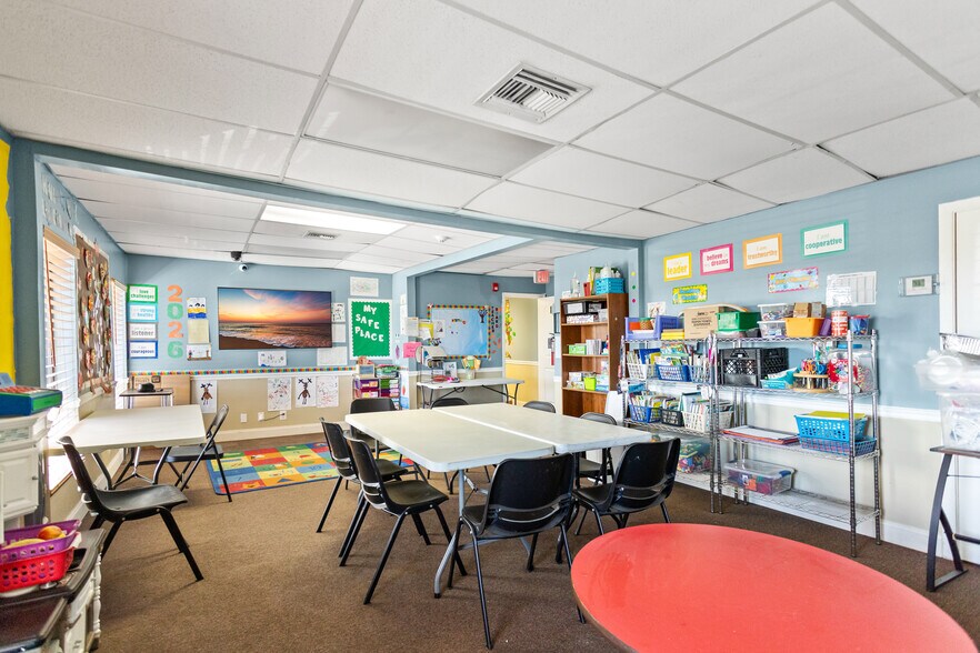 More Photos Of 2025 N Dixie Hwy, Pompano Beach Storefront Retail Office For Sale