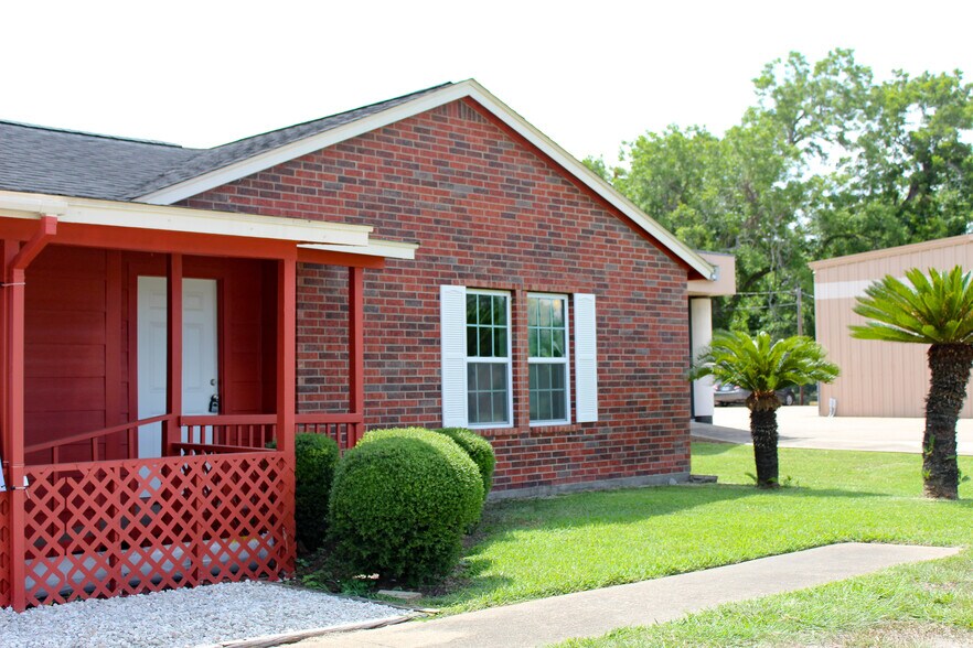 More Photos Of 620 Brazosport Blvd N, Clute Flex For Lease