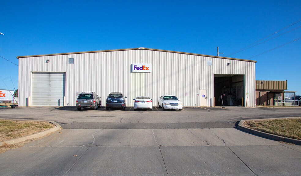 More Photos Of 1850 SW 42nd St, Topeka Distribution For Sale