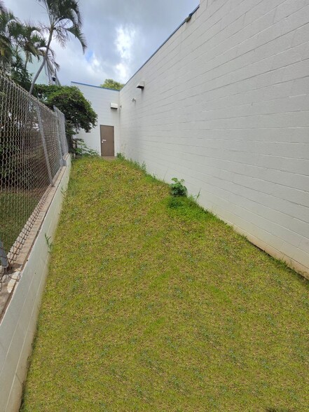 More Photos Of 2700 S King St, Honolulu Unknown For Lease