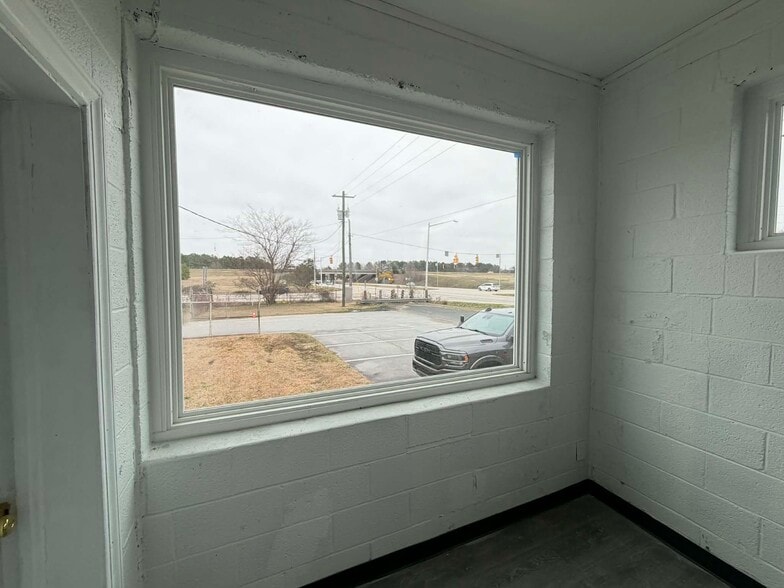 More Photos Of 902 S Eastern Blvd, Fayetteville Truck Terminal For Lease