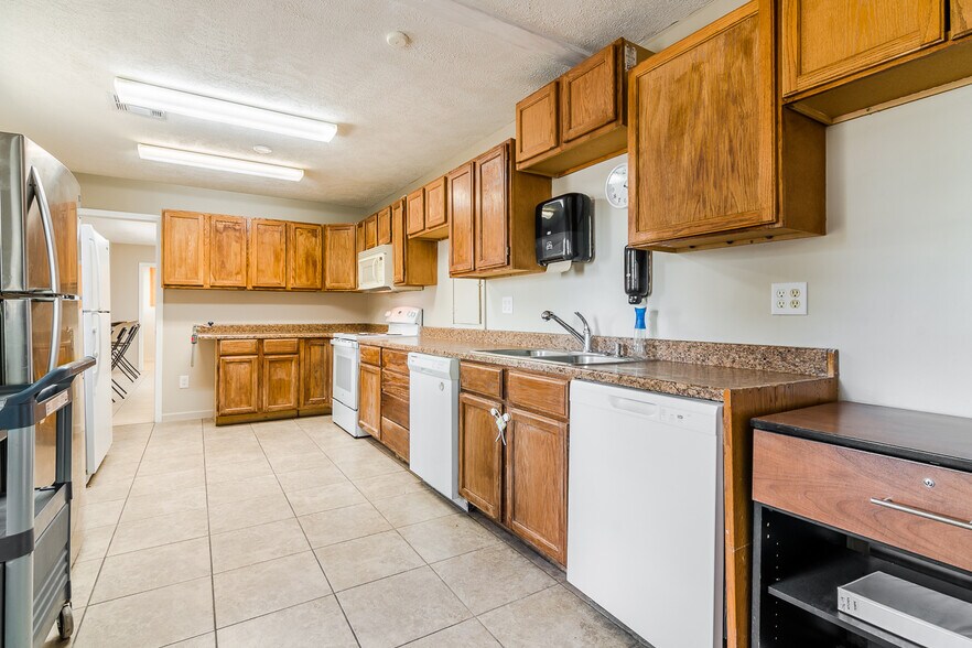 More Photos Of 17656 Old Post Rd, Wamego General Retail For Sale