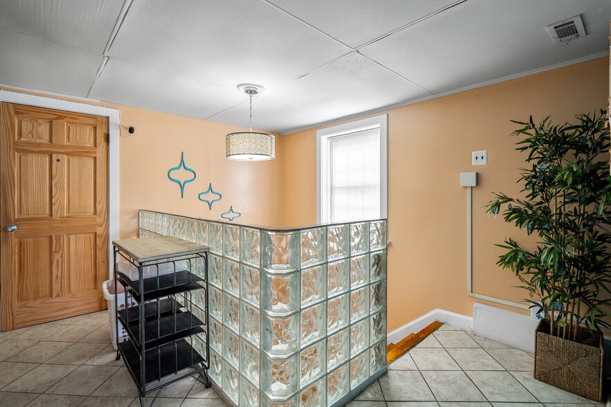 More Photos Of 10 S Crenshaw Ave, Richmond Freestanding For Lease