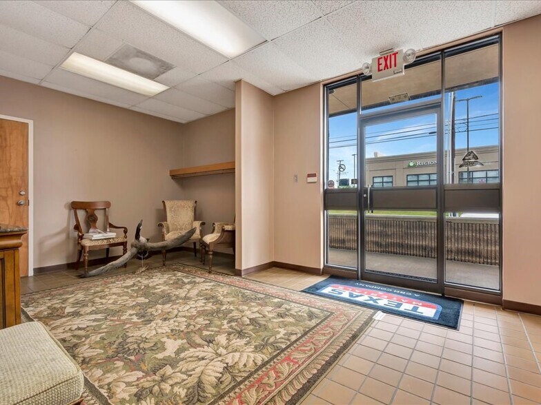 Primary Photo Of 204 E Burke Ave, Lufkin Office For Sale