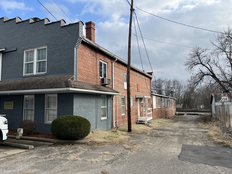 More Photos Of 1110 Dewey St, New Albany Flex For Sale