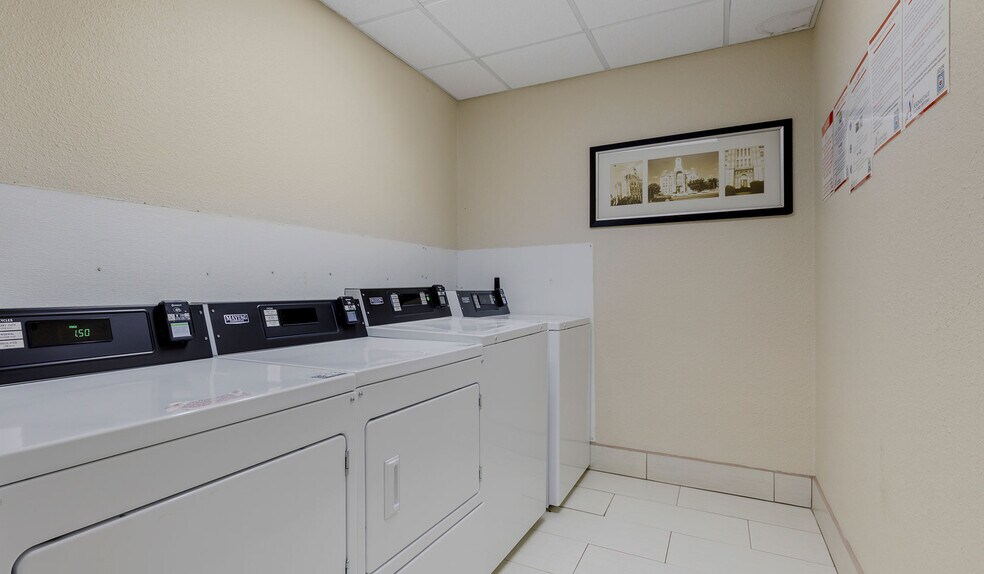 More Photos Of 810 Interstate 35 N, Waco Hotel For Sale