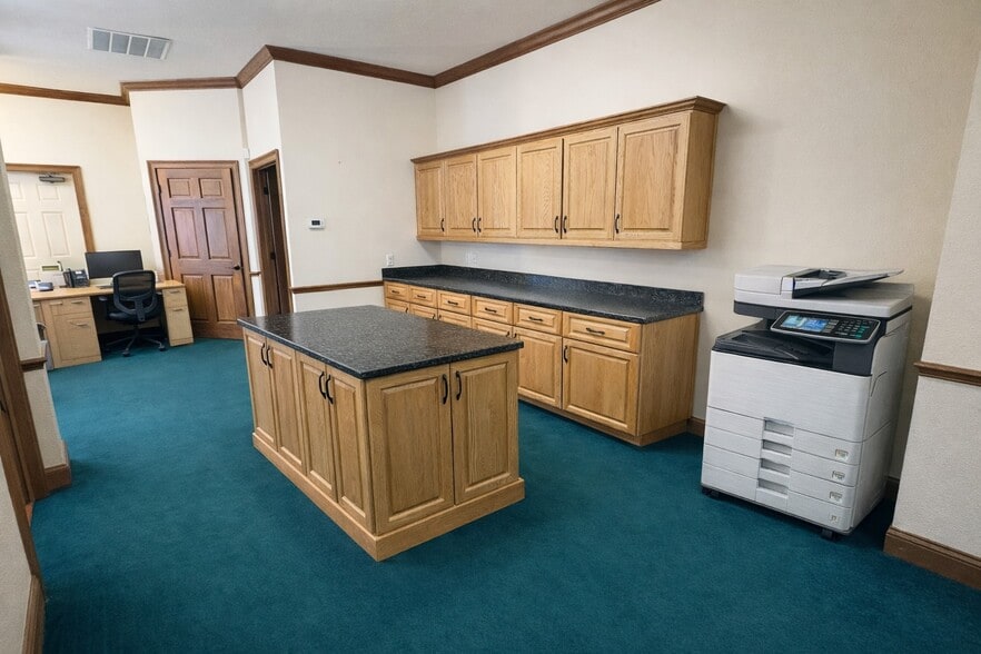 More Photos Of 5115 S Lakeland Dr, Lakeland Office For Lease