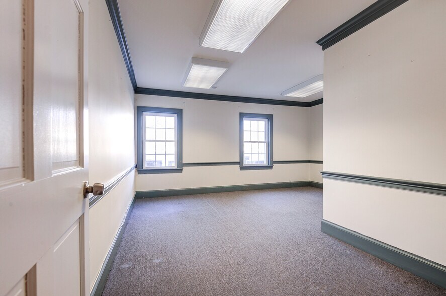 More Photos Of 13000 Harbor Dr, Woodbridge Office For Lease