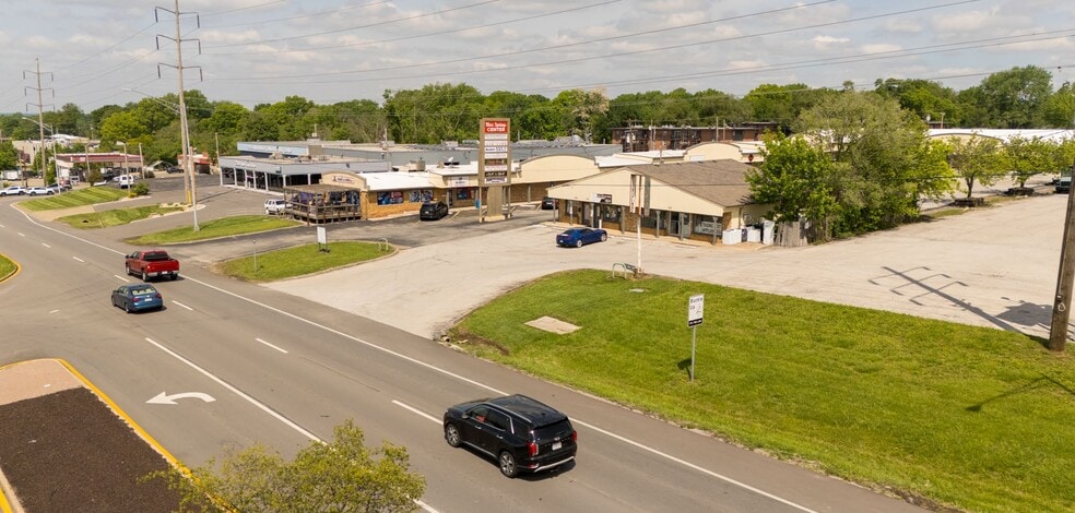 More Photos Of 1305-1331 W 40 Hwy, Blue Springs Unknown For Lease