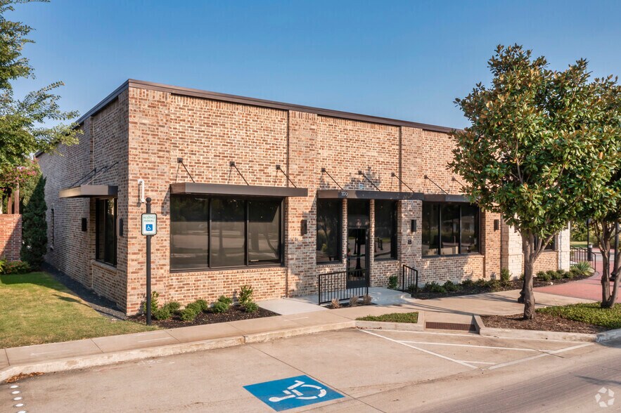 More Photos Of 313 N Oak St, Roanoke Office For Lease