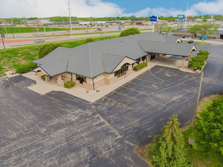 More Photos Of 1875 West Pointe Dr, Oshkosh Medical For Sale