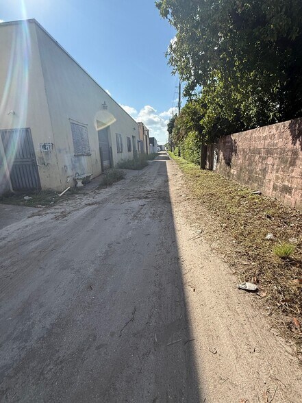 More Photos Of 3660 E 10th Ct, Hialeah Warehouse For Lease