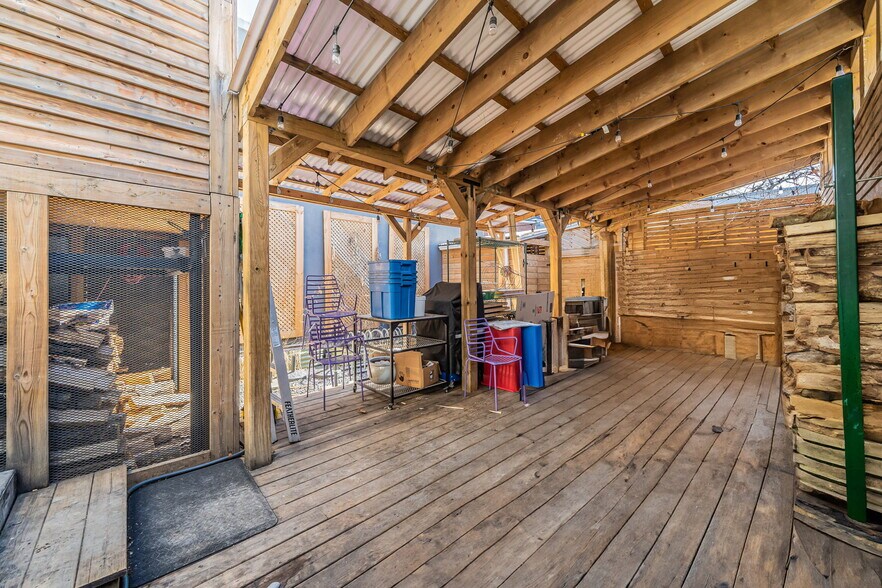 More Photos Of 5090-5092 St Notre-Dame O, Montréal General Retail For Sale