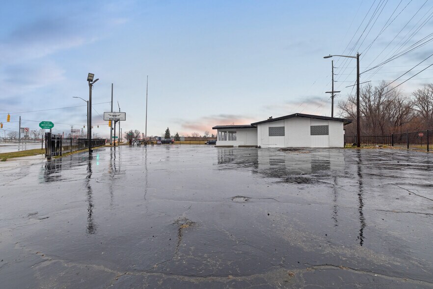 More Photos Of 2020 Dixie Hwy, Waterford Freestanding For Lease