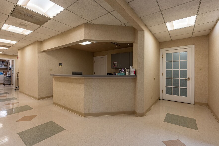 More Photos Of 1303 Macom Dr, Naperville Medical For Lease