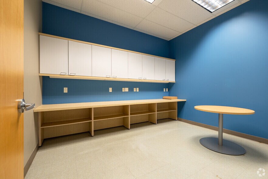 More Photos Of 2250 Boul Alfred-Nobel, Montréal Office For Lease