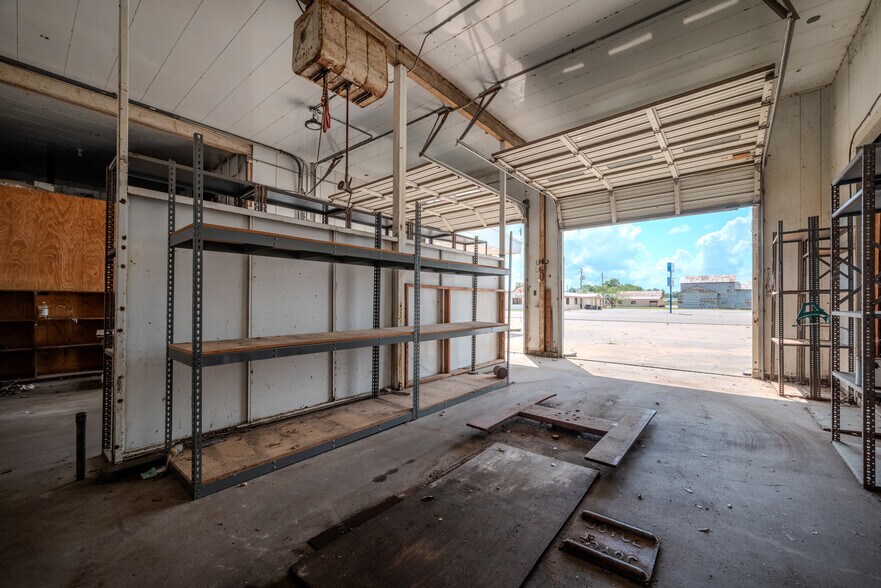 More Photos Of 619 E Jackson St, El Campo Warehouse For Sale