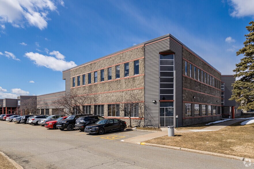 More Photos Of 5400-5490 Boul Thimens, Saint-Laurent Coworking Space