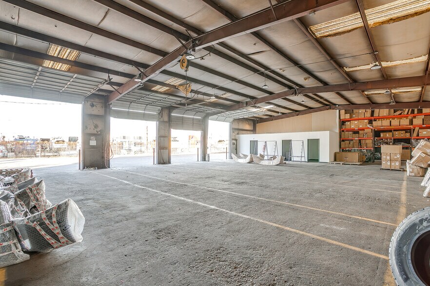 More Photos Of 2570 Berner St, Fort Worth Service For Lease