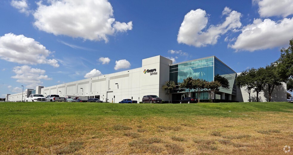 More Photos Of 8904 N Royal Ln, Irving Unknown For Lease