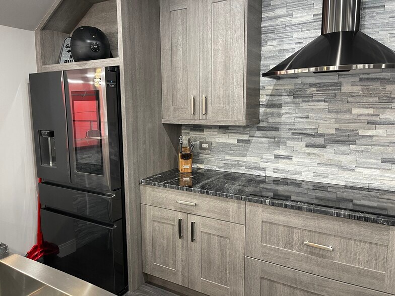 More Photos Of 2220 Ferry Rd, Naperville Showroom For Sale