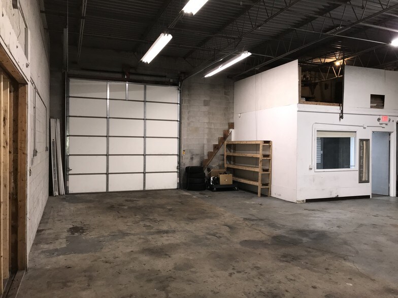 More Photos Of 15523-15541 S 70th Ct, Orland Park Warehouse For Lease