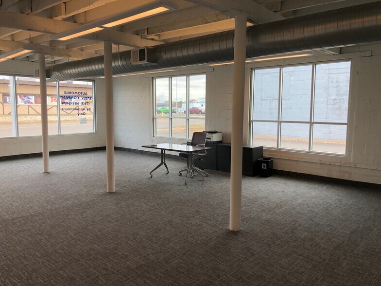 More Photos Of 5213 W Broadway Ave, Minneapolis Auto Dealership For Lease