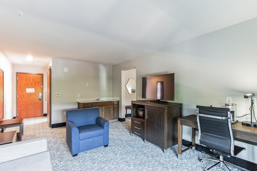 More Photos Of 4 Reynolds Mountain Blvd, Asheville Hotel For Sale